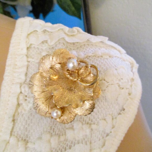 VINTAGE Cultured Pearls Gold Plate Brooch Earrings Set ~ Gold Leaf Swirl Pearls - Picture 4 of 16